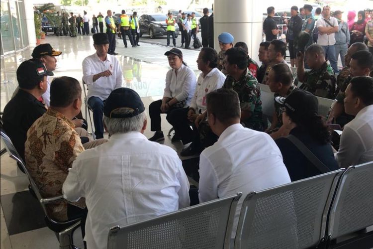 Presiden Joko Widodo menggelar rapat terbatas di Bandar Udara Mutiara Sis Al Jufri, Kota Palu, Sulawesi Tengah, Rabu (3/10/2018) sore.