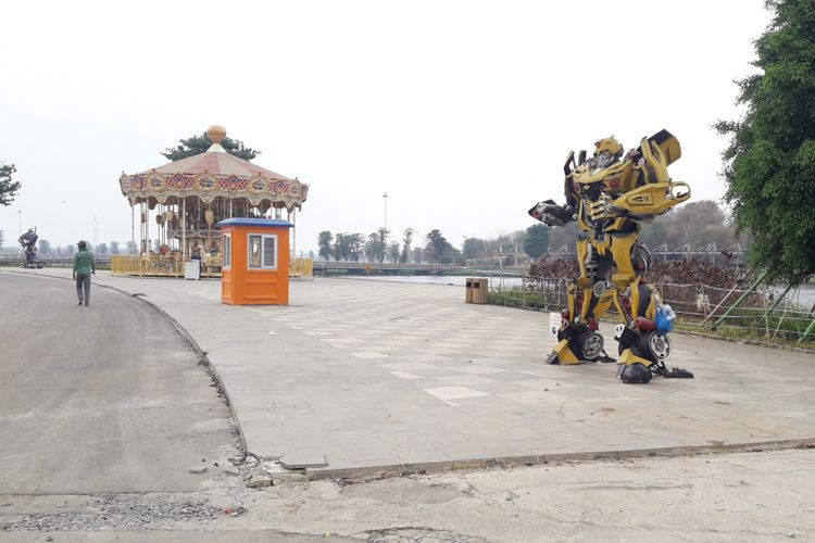 Tokoh Transformer Bumble Bee di Meikarta Central Park, Sabtu (20/10/2018).