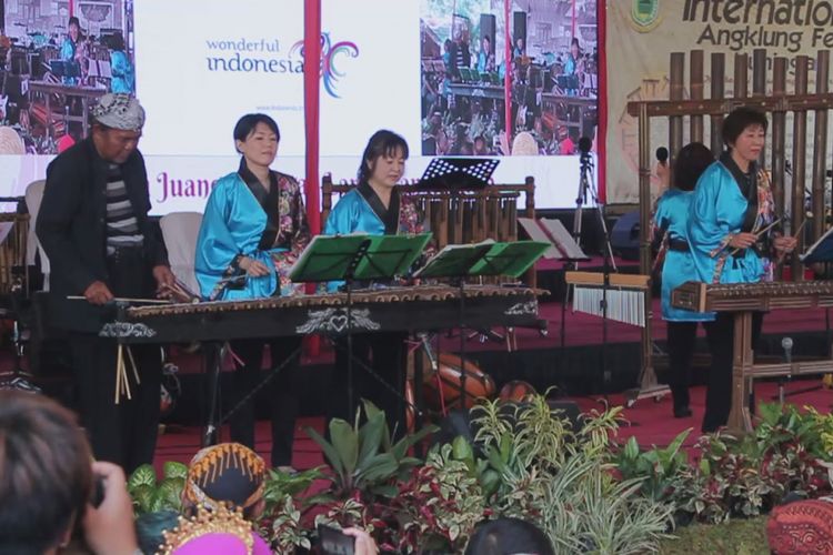 Grup Angklung Arumba Hirosima dari Jepang membawakan memainkan angklung dengan empat judul lagu pada pagelaran International Angklung Festival di Gedung Linggarjati, Sabtu (17/11/2018). Penampilan mereka mendapat apresiasi para hadirin. 