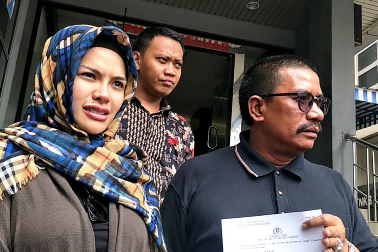 Nikita Mirzani bersama kuasa hukumnya, Fachmi Bachmid saat ditemui di Polda Metro Jaya, Jakarta Selatan, Sabtu (1/12/2018).