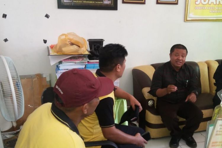 Anggota intel polres Palu dan anggota Babinkamtimas mendatangi SDN Poboya, guna mengkonfirmasi soal dugaan penculikan 15 siswa SDN Poboya yang diunggah di medsos, Jumat (14/12/2018).