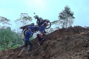 Tanah Longsor di Trenggalek, Warga Tawarkan Jasa Pikul Motor