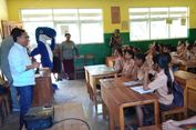 Ketika Siswa di Desa Nemberala Diajak Mencintai Laut Sejak Dini