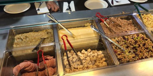 Salad bar yang disajikan ke atlet Asian Games di Wisma Atlet, Kemayoran.