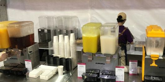 Susu dan jus segar yang disajikan untuk para atlet di Dining Hall, Wisma Atlet Kemayoran.