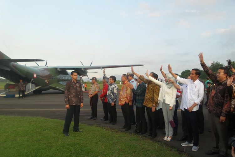 Presiden Joko Widodo saat meresmikan Bandar Udara komersial Wiriadinata, Tasikmalaya, Jawa Barat, Sabtu (10/6/2017).
