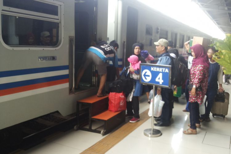 Para pemudik pengguna kereta yang berangkat dari Stasiun Senen, Jakarta Pusat pada Selasa (20/6/2017). 