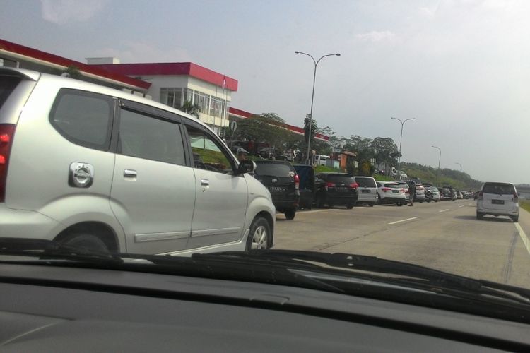 Kendaraan pemudik diparkir di depan rest area Km 101 Tol Cipali arah Jakarta, Jumat (30/6/2017)
