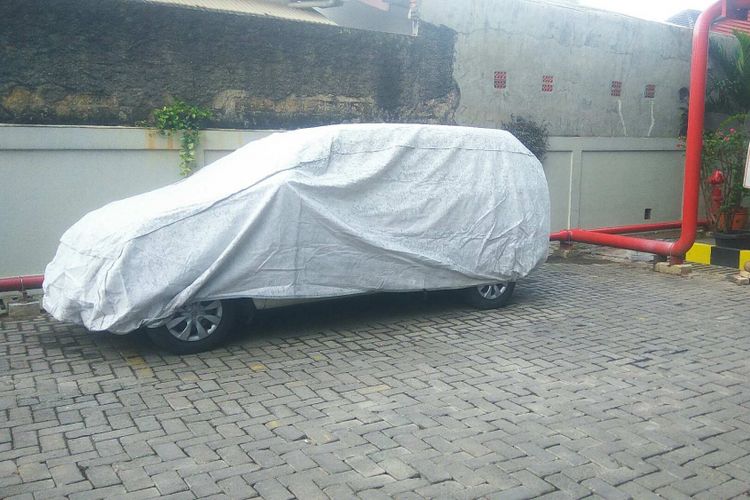 Mobil Toyota Avanza berwarna putih yang dikendarai pakar telematika Hermansyah saat penyerangan menimpanya di Tol Jagorawi pada Minggu (9/7/2017), masih terparkir di RS Hermina Depok namun ditudungi karena masih terdapat bercak darah.