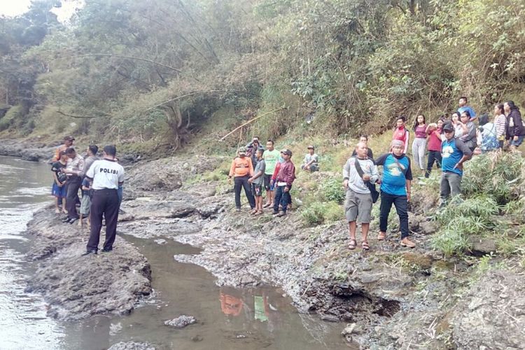 Petugas dan warga saat mencari santri putri yang hilang terbawa arus di Sungai Brantas, Kota Malang, Rabu (12/7/2017)