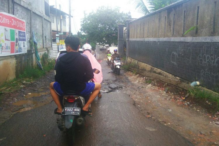 Jalan Inpres, Petukangan Selatan, Pesanggrahan, yang ada di perbatasan Kota Tangerang dengan DKI Jakarta.
