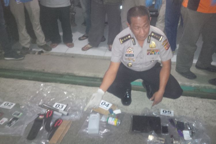 Kepala Bidang Humas Polda Jawa Barat Kombes Pol Yusri Yunus menunjukkan barang bukti yang disita dari rumah kontrakan terduga teroris.