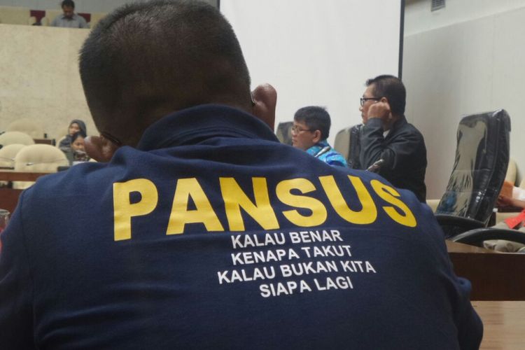 Anggota Pansus Hak Angket KPK Masinton Pasaribu saat mengenakan kaos polo seragam pansus dalam rapat pansus di Kompleks Parlemen, Senayan, Jakarta, Jumat (14/7/2017).