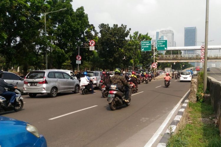 Pengendara motor masih terlihat melintas di Jalan Layang Non Tol Kampung Melayu-Tanah Abang, Senin (24/7/2017).