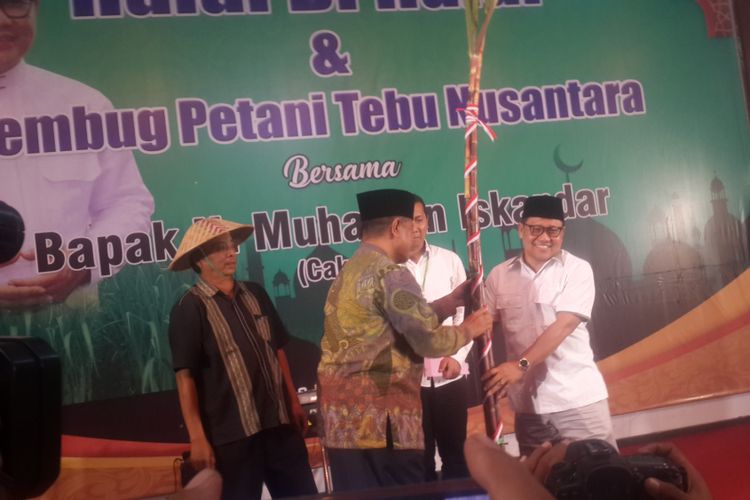 Ketua Umum PKB Muhaimin Iskandar (kanan) saat menghadiri Halalbihalal dan Rembug Petani Tebu Nusantara di komplek Pabrik Gula Krebet, Kabupaten Malang, Selasa (25/7/2017)