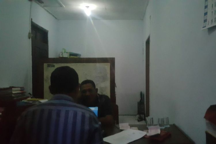 Penyidik Tipikor Polres Madiun memeriksa Kepala Desa Kranggan Madiun, Sriyono sebagai tersangka kasus penggunaan dana desa untuk membayar cicilan hutangnya di bank, Selasa ( 1/8/2017) sore.