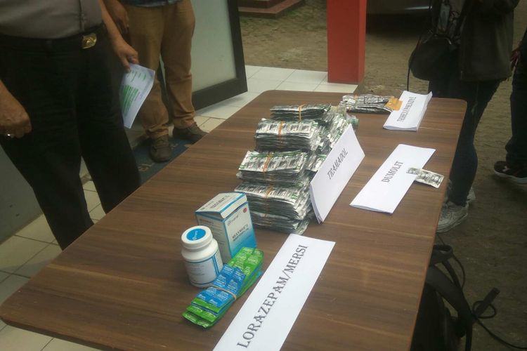 Obat-obatan jenis psikotropika yang dijual secara ilegal di Cinere, disita oleh Polsek Mampang Prapatan.
