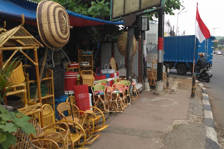 Pedagang kerajinan rotan di Jalan Pramuka, Jakarta Timur. Jumat (11/8/2017).
