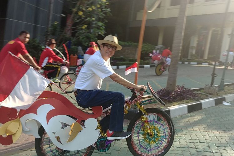 Menteri Hukum dan HAM Yasonna H Laoly menggowes sepeda dari Jokowi di acara lomba rias sepeda di Kantor Kemenkumham, Jakarta, Sabtu (19/8/2017).