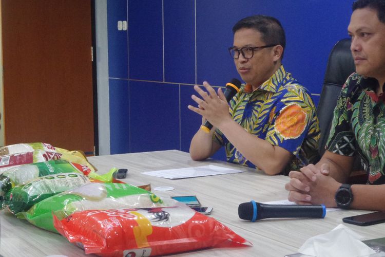 Direktur Tindak Pidana Ekonomi Khusus Bareskrim Polri Brigjen Pol Agung Setya dalam konferensi pers soal beras PT IBU di Bareskrim Polri, Jakarta, Jumat (25/8/2017).