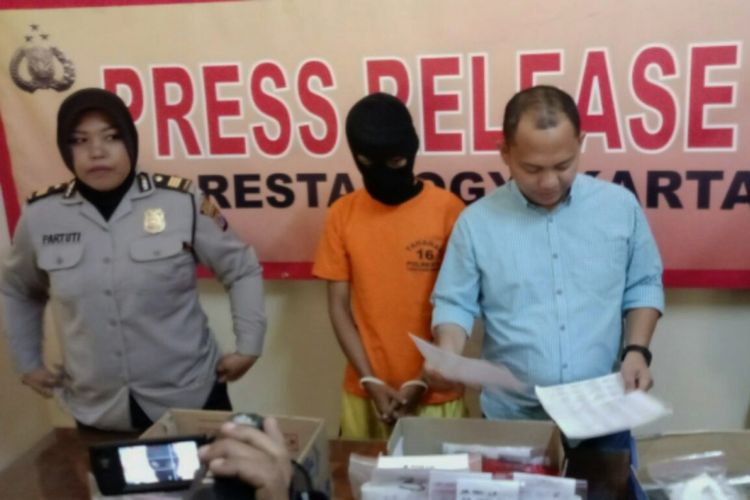 Kasat Reskrim Polresta Yogyakarta Kompol Akbar Bantilan saat memaparkan kasus biro jasa Alex