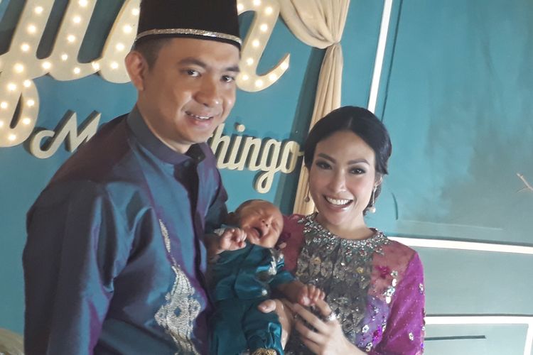 Regi Datau, Ayu Dewi, dan anak ketiga mereka Mohamad Aqlan Akasah Datau dalam upacara adat Mohuntingo di kawasan Tebet, Jakarta Selatan, Minggu (29/8/2017).