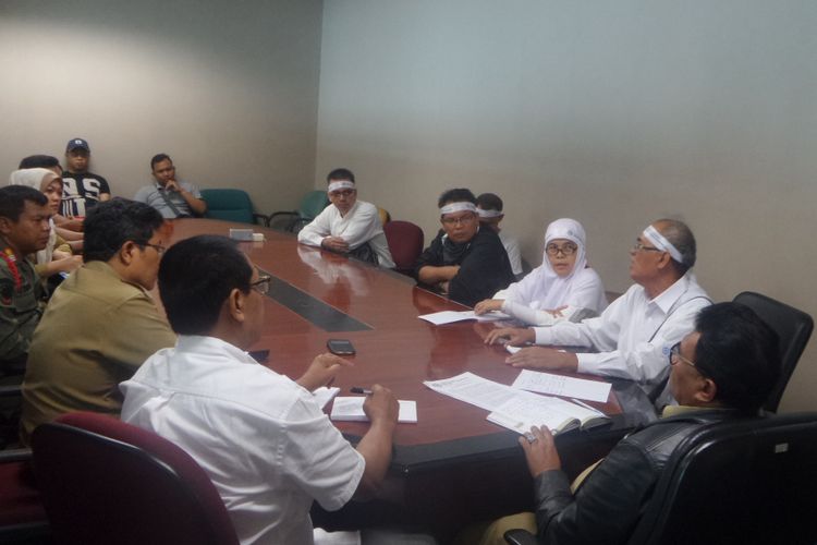 Perwakilan warga Kampung Baru, Kayu Putih melakukan dialog dengan Pemprov DKI terkait adanya penutupan akses jalan warga yang dilakukan anggota DPR RI Fraksi Hanura Nurdin Tampubolon, Senin (28/8/2017)
