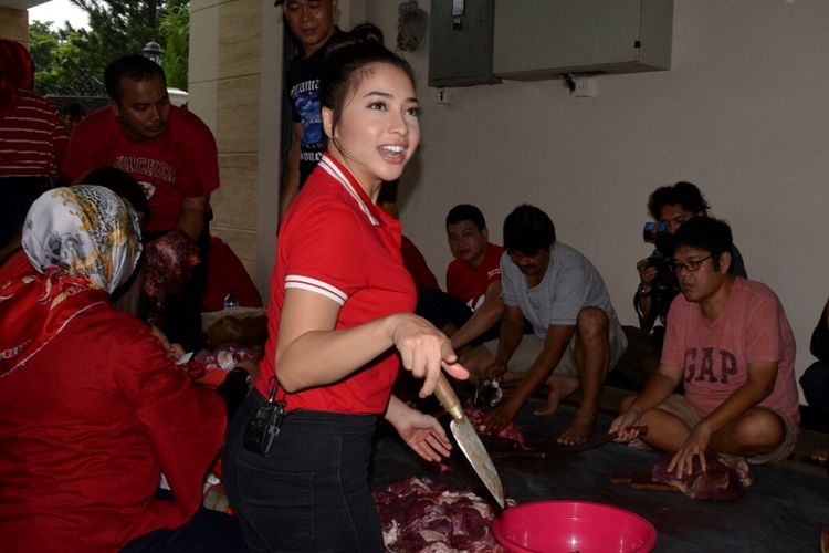 Artis peran Nikita Willy saat memotong hewan kurban di kediamannya di kawasan Jatiwaringin, Jakarta Timur, Jumat (1/9/2017).