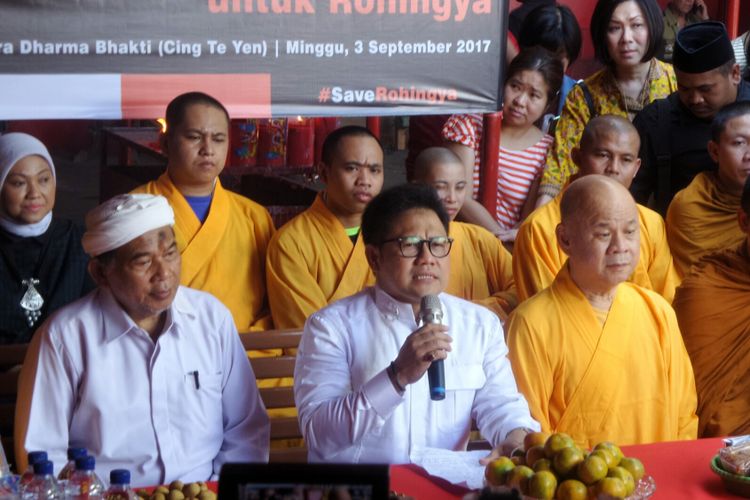 Ketua Umum PKB Muhaimin Iskandar saat menghadiri dialog dengan para Bhiksu dan pemuka agama Budha di Wihara Dharma Bakti, Glodok, Jakarta Barat, Minggu (3/9/2017). Dialog tersebut membicarakan persoalan terkait kekerasan terhadap warga Rohingya di Myanmar.
