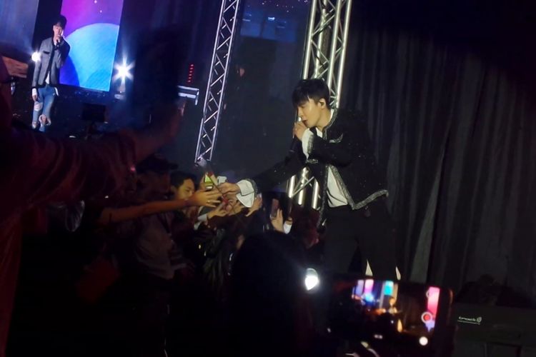Donghae Super Junior saat memberikan sekuntum bunga kepada penonton acara Korea Brand & Entertainment Expo (KBEE) 2017 di Hotel Sheraton, Jakarta Selatan, Senin (4/9/2017).