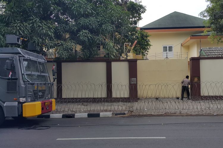 Polisi memasang kawat berduri di depan pintu masuk Kedutaan Besar Myanmar, Jalan H Agus Salim, Jakarta Pusat, Rabu (6/9/2017). Sekitar 5.000 massa akan melakukan aksi unjuk rasa di Kedutaan Besar Myanmar pada hari ini.