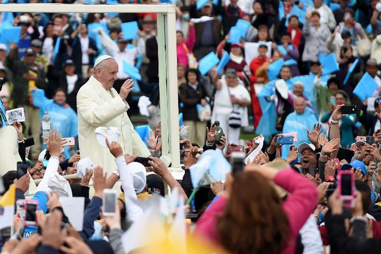 Paus Fransiskus melambai dari Popemobile saat ia tiba di Taman Simon Bolivar di Bogota untuk memberikan misa terbuka pada tanggal 7 September 2017. 