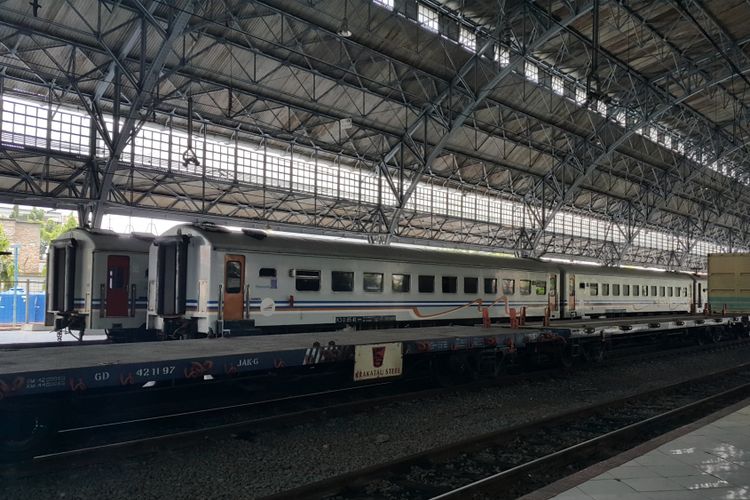 Kereta api (KA) lokal di Stasiun Tanjung Priok, Jakarta Utara, Kamis (7/9/2017).