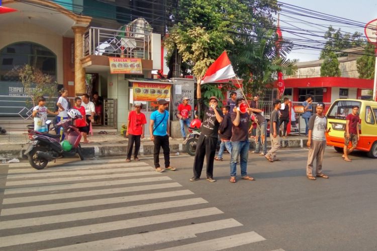 Sekelompok pemuda yang menyatakan diri sebagai warga penentang sistem satu arah (SSA) mengadakan aksi buka barikade di Jalan Arif Rahman Hakim, Depok, Kamis (7/9/2017) sore. Akibatnya, penerapan SSA sempat terganggu selama sekitar satu jam.