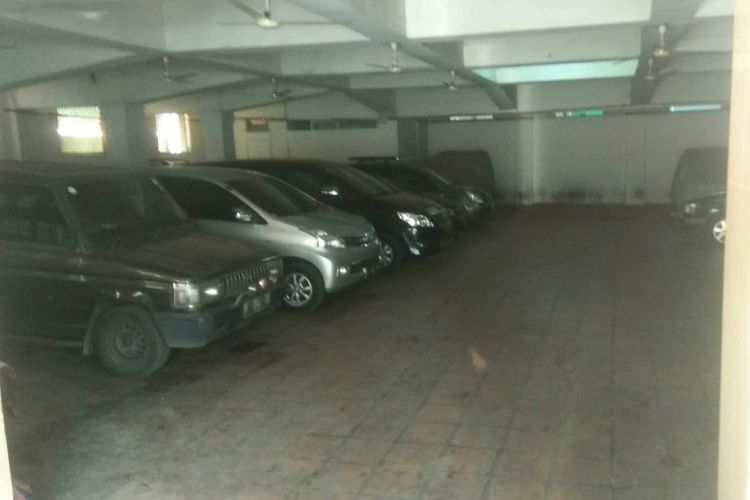 Tempat parkir mobil di Masjid Jami Al Inabah di Jalan Pancoran Barat XI, Jakarta Selatan.