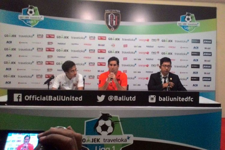 Pelatih Persija Stefano Cugurra (tengah) membeberkan penyebab kekalahan anak asuhnya kalah dari Bali United.
