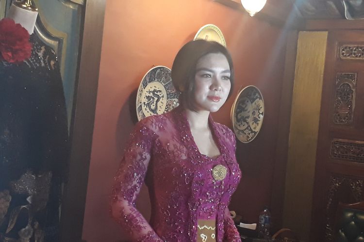 Vicky Shu ketika ditemui wartawan saat sedang fitting baju untuk pernikahannya di Anne Avantie Grand Indonesia, Jakarta Pusat, Sabtu (16/9/2017).