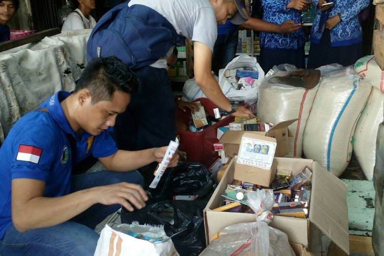 Petugas mendatangi sebuah toko di Jalan Keamanan, Kelurahan Keagungan, Tamansari, Jakarta Barat dalam giat pengawasan peredaran obat terlarang, Selasa (19/9/2017).