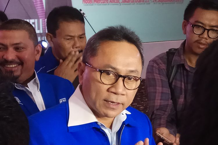 Ketua Umum DPP Partai Amanat Nasional (PAN) Zulkifli Hasan mengajak kadernya untuk maju paling depan menjahit Merah Putih yang saat ini dianggapnya telah terkoyak-koyak. Hal itu Zulkifli ungkapkan dalam acara Temu Legislatif PAN Tingkat Nasional di hotel Mercure Ancol, Jakarta, Kamis (21/9/2017)