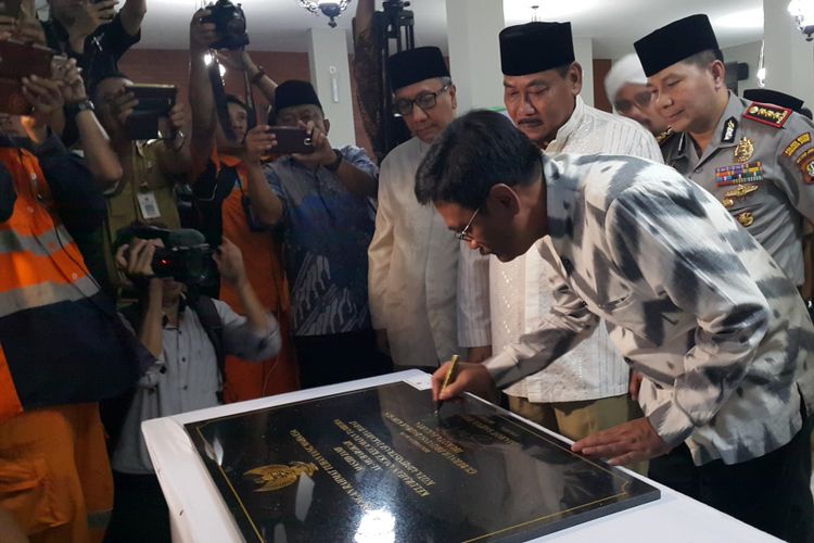 Gubernur DKI Jakarta Djarot Saiful Hidayat meresmikan Masjid Jami Al-Mubarokah di seberang RPTRA/RTH Kalijodo, Selasa (3/10/2017).