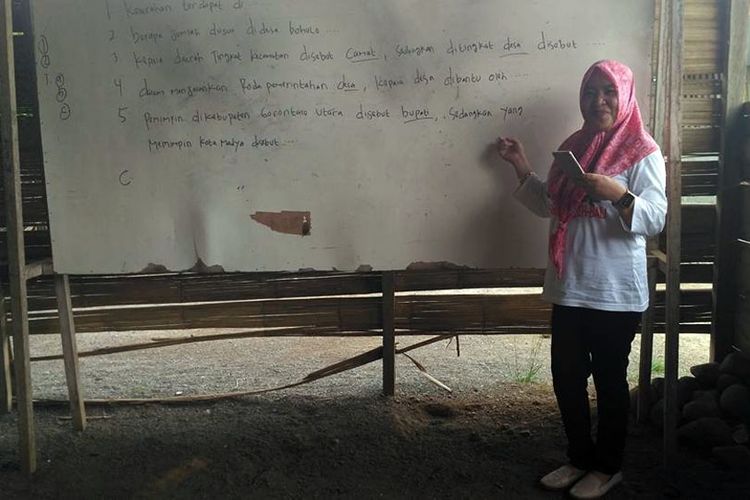 Seorang guru yang mengajar di salah satu kelas di SDN 7 Biawu Kabupaten Gorontalo Utara.