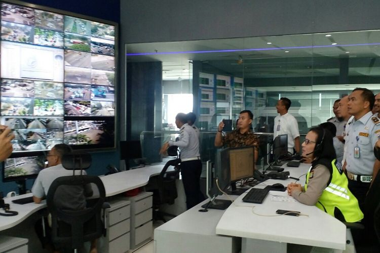 Pemantauan rekaman CCTV lalin di command center, Gedung Teknis, Jakarta Pusat, Kamis (5/10/2017).