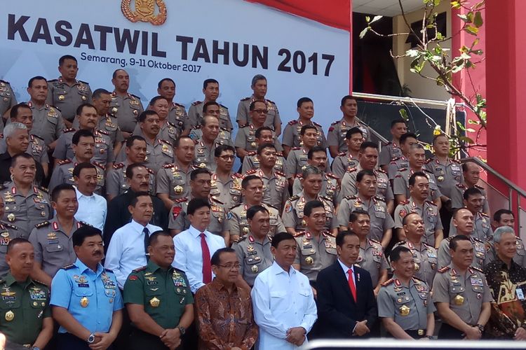 Presiden Jokowi Widodo hadir dan membuka kegiatan Apel Kepala Satuan Wilayah (Apel Kasatwil) Polri tahun 2017. Apel akan berlangsung selama 9-11 Oktober 2017 yang bertempat di Akademi Kepolisian RI, Semarang, Jawa Tengah, Senin (9/10/2017).