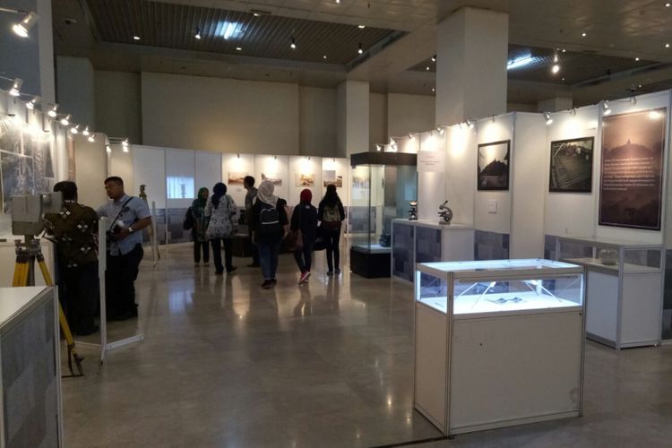 Suasana di salah satu ruangan yang memamerkan arsip rekonstruksi Candi Borobudur, di Museum Nasional, Selasa (10/10/2017). Dalam rangka pendaftaran arsip rekonstruksinya, pihak Borobudur, LIPI, dan Museum Nasional memamerkan ratusan arsip berupa foto, gambar, dan video pemugaran kedua candi terbesar itu.