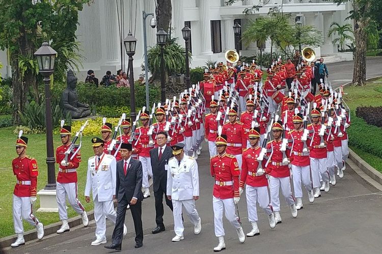 Presiden Joko Widodo melakukan kirab budaya sebelum melantik Gubernur dan Wakil Gubernur Daerah Istimewa Yogyakarta di Istana Negara, Jakarta, Selasa (10/10/2017).