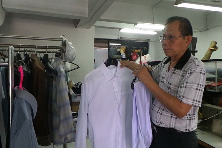 Pemilik Chiu Tailor, Hendra saat menunjukkan pakaian dinas upacara (PDU) yang akan dikenakan Anies Baswedan pada upacara pelantikan Gubernur dan Wakil Gubernur DKI Jakarta pada Senin (16/10/2017) mendatang.