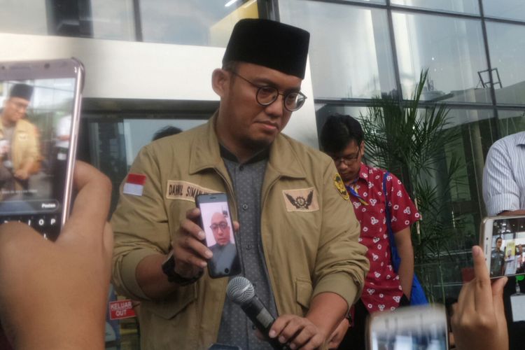 Penyidik Komisi Pemberantasan Korupsi (KPK)  Novel Baswedan berharap pemerintah membentuk Tim Gabungan Pencari Fakta (TGPF) untuk mengungkap pelaku dan dalang di balik penyerangan dirinya.  Harapan tersebut dia ungkapkan kepada wartawan melalui video call dari ponsel milik Ketua Pemuda Muhammadiyah Dahnil Anzar Simanjuntak saat Koalisi Masyarakat Sipil Peduli KPK menggelar konferensi pers di halaman gedung KPK, Kuningan, Jakarta Selatan, Rabu (11/10/2017).