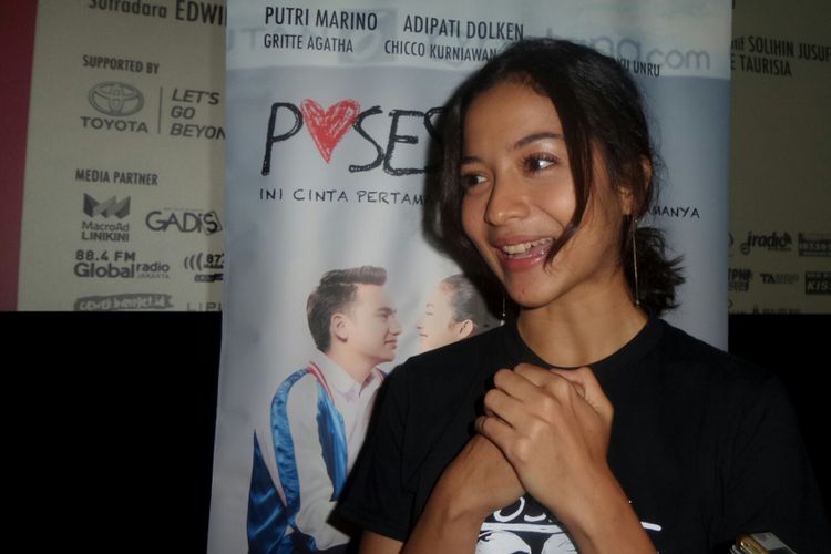 Pembawa acara Putri Marino dalam sesi wawancara di pemutaran film Posesif di XXI Senayab City, Jakarta Pusat, Kamis (12/10/2017).