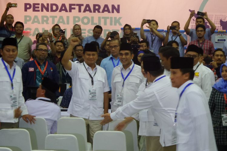 Ketua Umum DPP Partai Gerindra Prabowo Subianto bersama jajaran pengurus saat mendaftarkan Gerindra ke Komisi Pemilihan Umum (KPU) di Kantor KPU Pusat, Jakarta Pusat, Sabtu (14/10/2017).