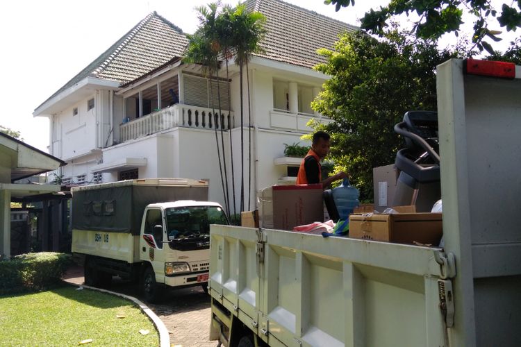 Barang-barang pribadi milik Gubernur DKI Jakarta Djarot Saiful Hidayat dan keluarganya mulai dan dikeluarkan dari rumah dinas gubernur di Jalan Taman Suropati Nomor 7, Jakarta Pusat, dan dimasukan ke dalam truk, Sabtu (14/10/2017).